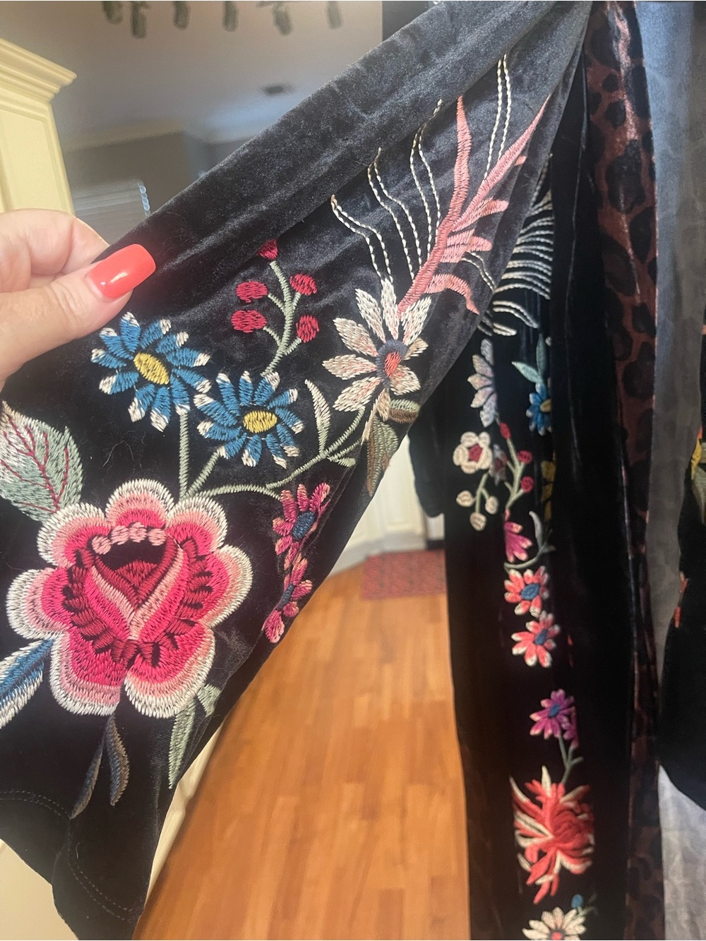 Johnny Was Black Velvet Embroidered Floral duster, and matching leggings size 1X - Picture 4 of 5